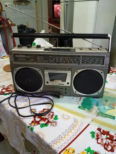Rádio gravador antigo