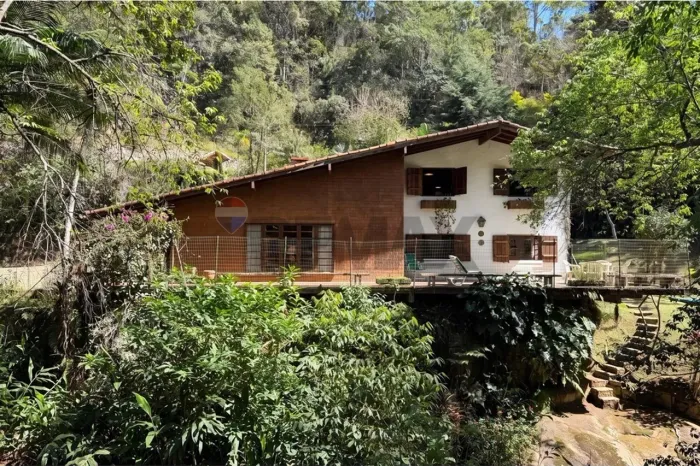 Casa com riacho e nascente | Albuquerque - Teresópolis/RJ