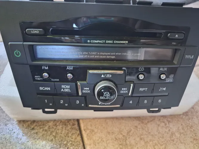 rádio automotivo original Honda CR-V com trocador de 6 CDs.