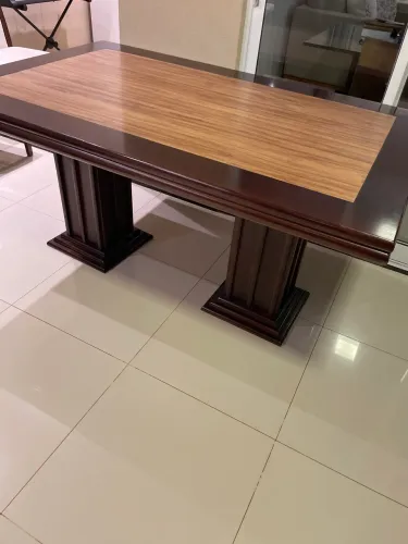Mesa de madeira com 6 cadeiras