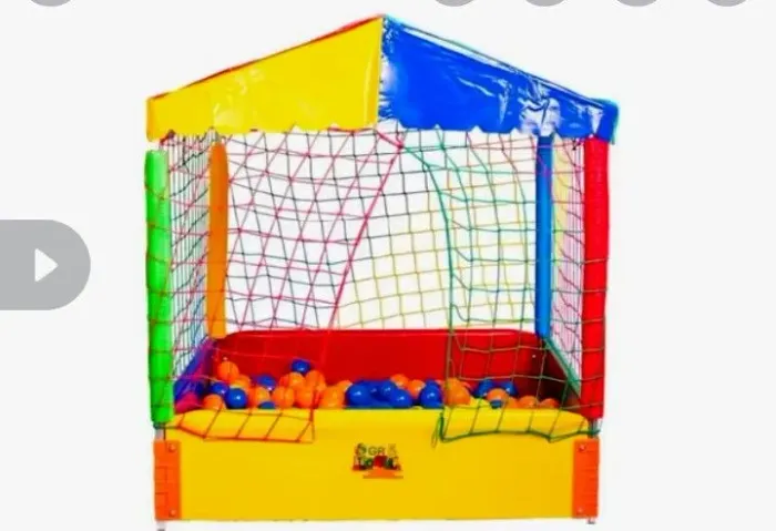 Casinha de bolinha e escorregador