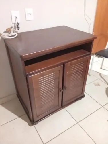 Rack em madeira com porta chanfrada