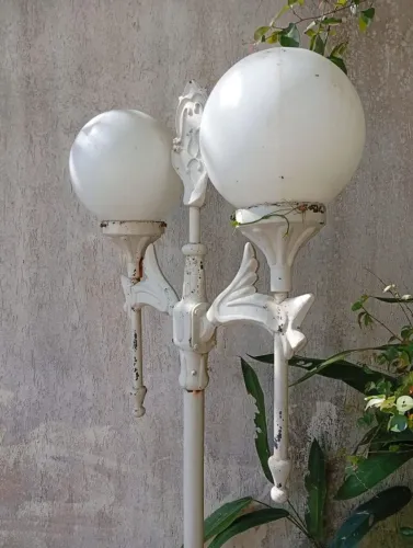 Iluminação de jardim e piscina poste em ferro fundido com 2 globos