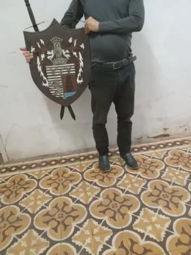 Antiguidade:Lindo Brasão Com Espad Cruzadas!!