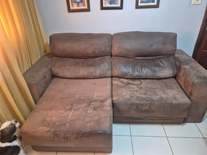 Sofá precisando de limpeza e arrumar o acento de uns do lado