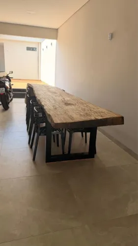 Mesa de madeira natural