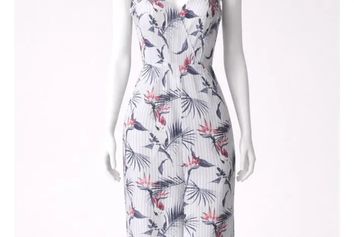 Macaquinho Midi com estampa tropical, de folhagens em flores em tom azul, branco vermelho