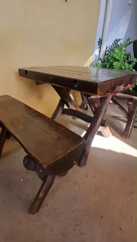 Mesa rústica de madeira