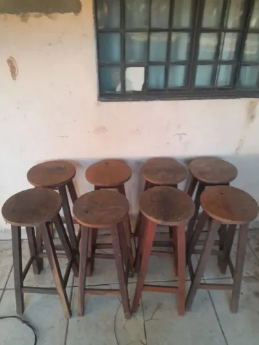 Vendo 8 bancos de madeira