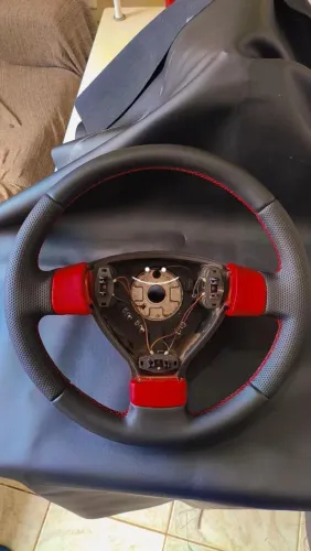 Revestimento em volante em couro