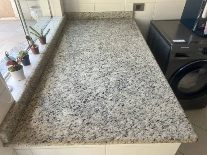 Bancada de Granito Cinza Corumbá - 1,55m x 0,78m (Super Conservada)