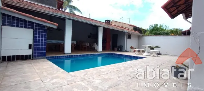 Linda casa com 3 dorm, piscina, churrasqueira e vaga para 3 autos em Itanhaém - SP