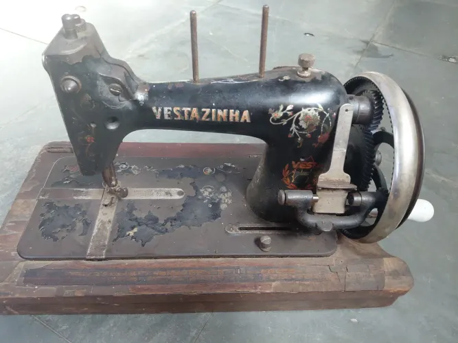 Máquina de Costura Antiga Vestazinha Vesta Original com Base de Madeira