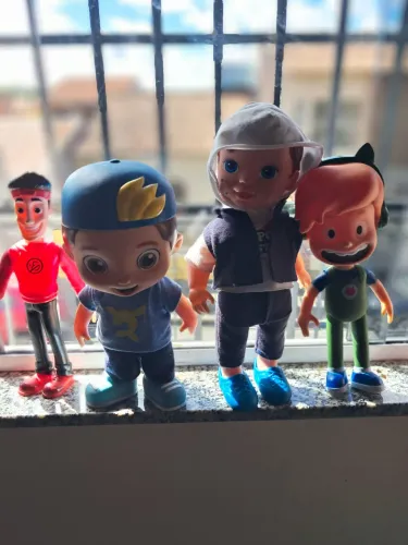 Bonecos os 4 é 100 reais e um só é 30 reais.