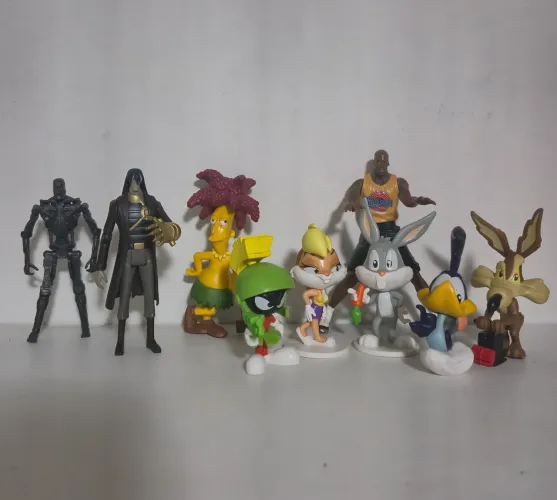 Lote de action figures e miniaturas por volta de 10cm