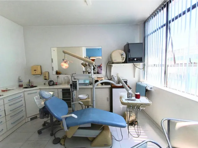 SALA COMERCIAL NO CENTRO DE PORTO ALEGRE. 26m², ANDAR ALTO, LAVABO, PORTARIA E 3 ELEVADORE