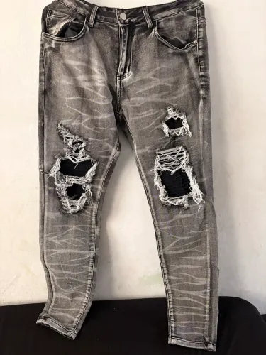 Calça cinza com detalhes preto