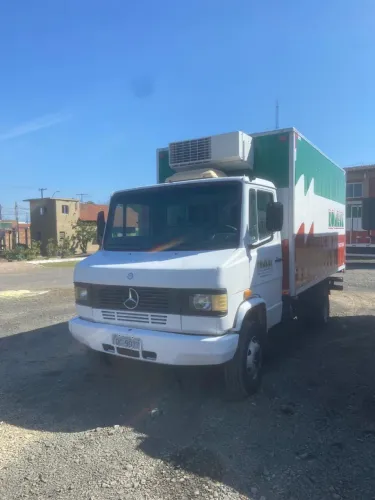 Caminhão mercedes 710 bau refrigerado