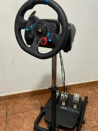 Volante Logitech G29 com suporte.
