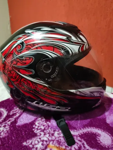 Capacete LS2 modelo antigo mais recém tirado do plástico