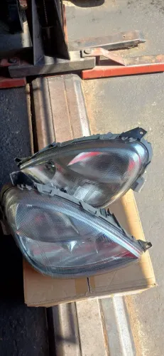 Par de farois do mercedes Classe A 160 e A 190 ano 2002, ja com as lampadas. 