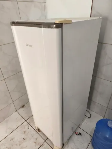 Geladeira pequena, uma porta