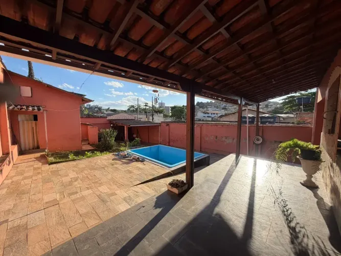 Casa para venda possui 250 metros quadrados com 3 quartos em Dom Bosco - Belo Horizonte -
