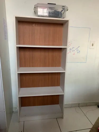 Estante de livros e multiuso 