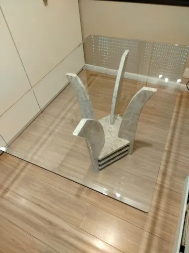 Mesa de Vidro com Pé de Mármore