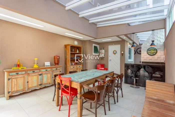 Triplex em condomínio no bairro Uberaba - 195m² de puro conforto!