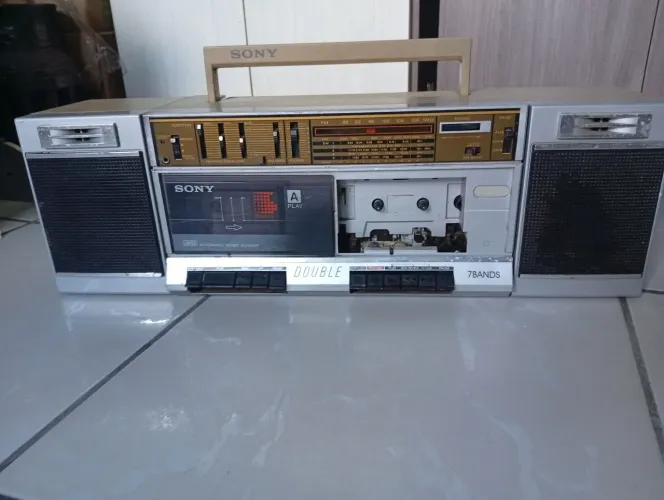 Rádio Sony antigo