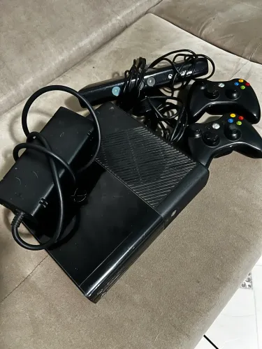 Video game Xbox 360 slim com Kinect