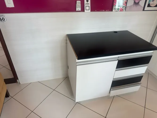 Cabeceira de cama e escrivaninha com gavetas