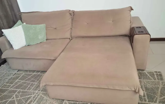 Sofá retrátil com 2.63 m de comprimento, em sede.