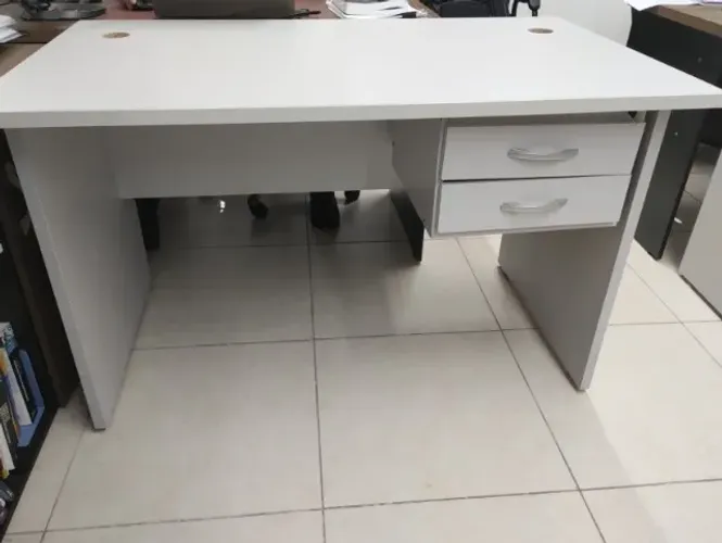 Mesa de escritório com duas gavetas