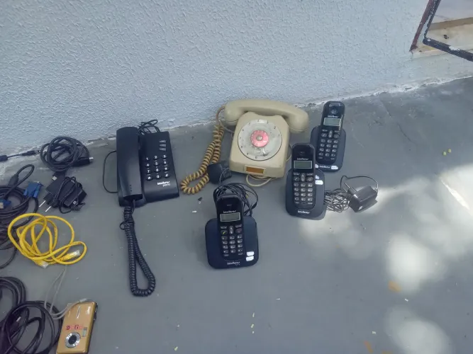 Vendo varios cabos fontes eletronicos telefones sem fio e telefone antigo pra decoracao 