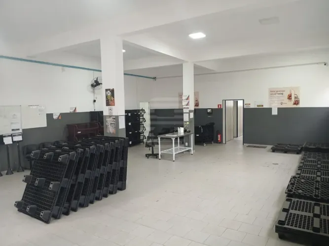 Barracão para alugar em Campinas na Vila Pompeia com 188 Mts , 02 vagas