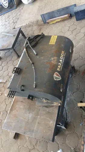VASSOURA HIDRÁULICA PARA MINI CARREGADEIRA - 363 KG | PALADIN