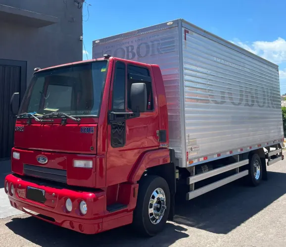 Ford Cargo 816E com baú 6,20