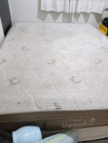 Cama Queen com colchão