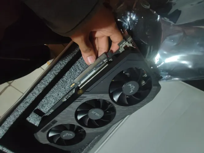 Placa de Vídeo ASUS TUF 5600XT 6GB com Defeito - Venda Rápida!