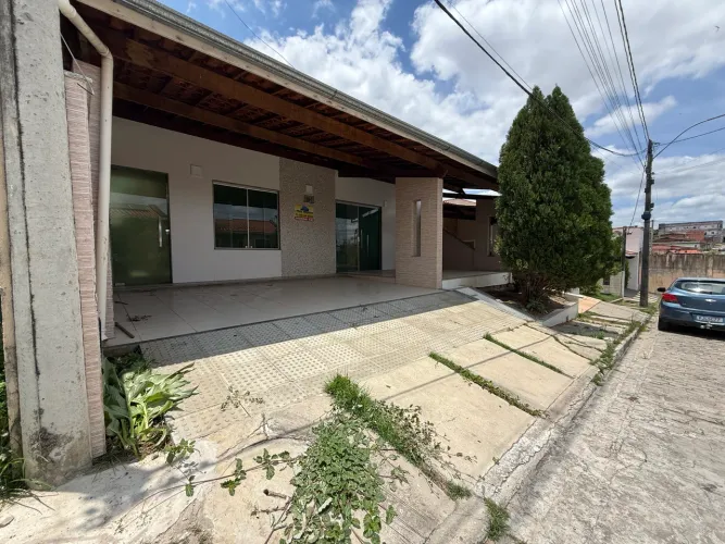 Casa reformada no condomínio vila Emília centro da cidade 