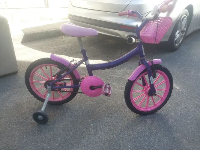 Vende-se Bicicleta Infantil c/ rodinhas feminino VALOR 300,00.