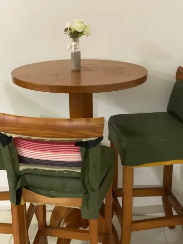 Mesa Bistrô de Madeira com 3 Banquetas