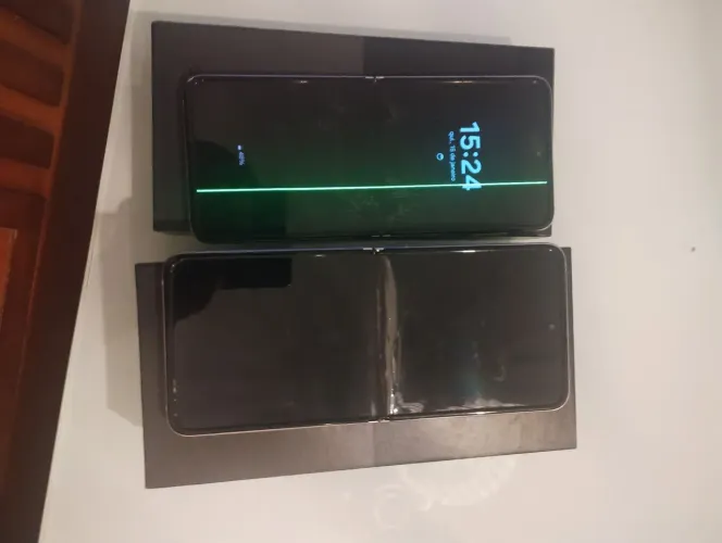 2 Samsung Z Flip 3 com defeito 