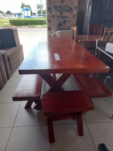 Mesa de madeira rústica com 4 bancos