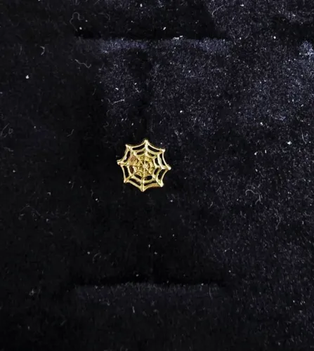 Piercing ouro 18k puro peça única edicao limitada teia de aranha