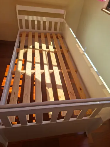 Cama sofá com cama auxiliar e um colchão