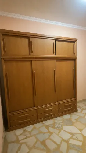 Guarda roupas de madeira maciça