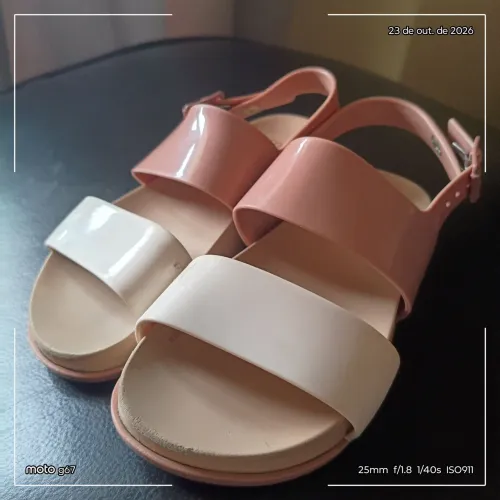 Melissa infantil pouco uso tamanho 29, cor mel com branco